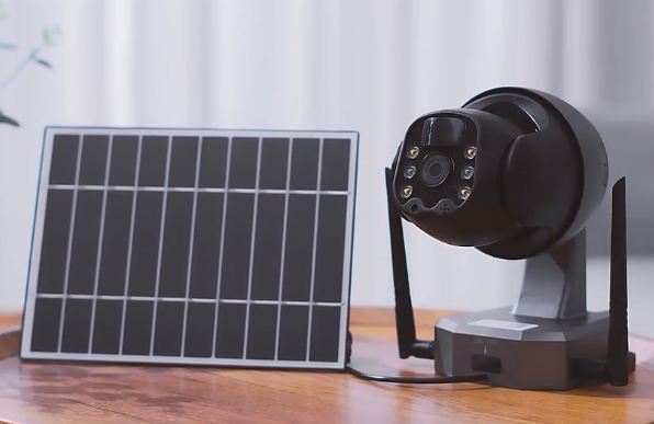Video kamera s solarnim panelom in baterijo