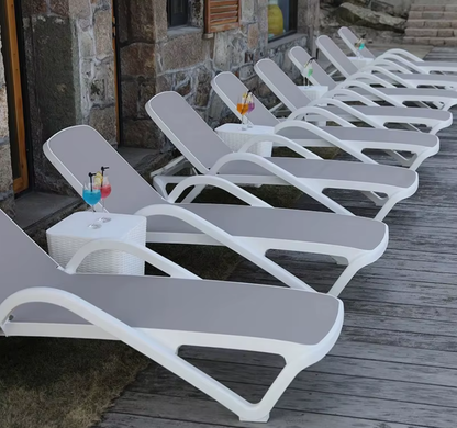 Plastični ležalnik z nastavljivim naslonom